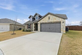 301 Chickasaw Dr in Cleburne, TX - Building Photo - Building Photo