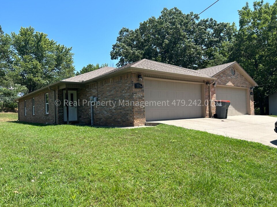 220 W Gary St in Greenwood, AR - Building Photo