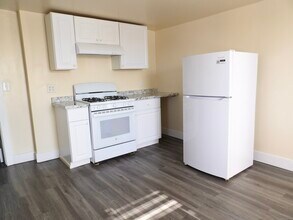 12 Mountain Ave-Unit -3 in New London, CT - Building Photo - Building Photo