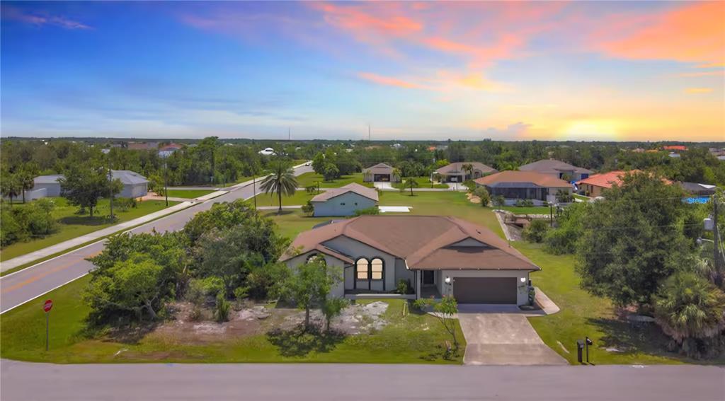 9308 President Cir in Port Charlotte, FL - Building Photo