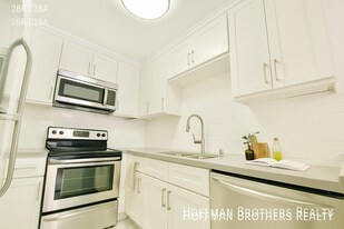 2106 S Bentley Ave in Los Angeles, CA - Building Photo