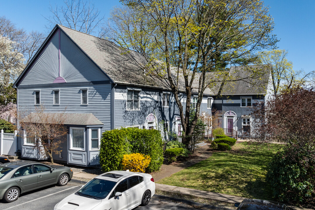 Victorian Courtyard Condominiums in Attleboro, MA - Foto de edificio