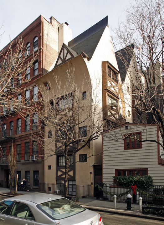 102 Bedford St in New York, NY - Building Photo