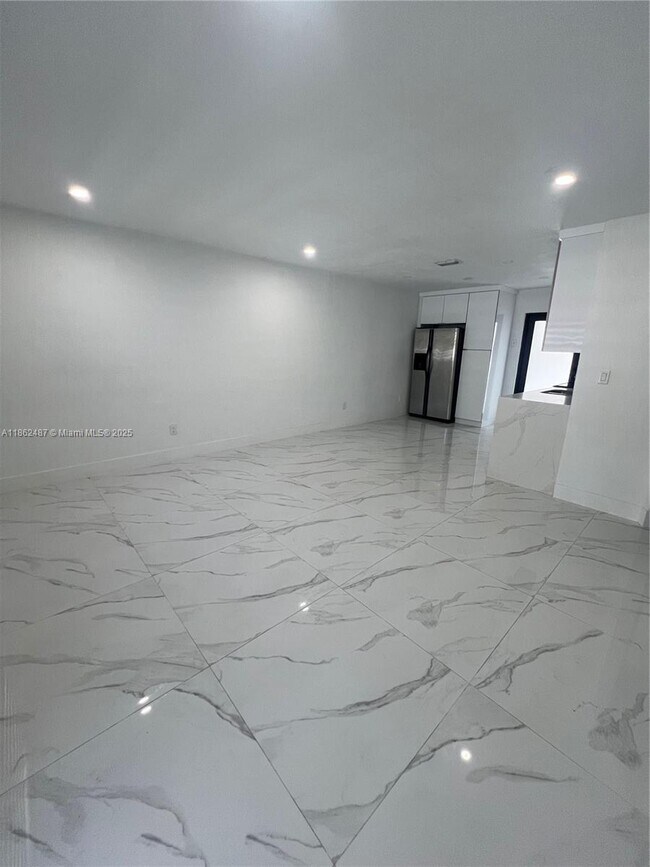 987 SE 1st St in Hialeah, FL - Building Photo - Building Photo