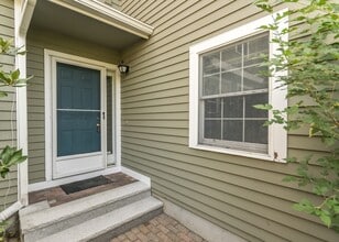 285 Bishops Forest Dr in Waltham, MA - Building Photo - Building Photo