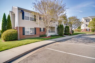 Overlook at Brook Run in Richmond, VA - Foto de edificio - Building Photo