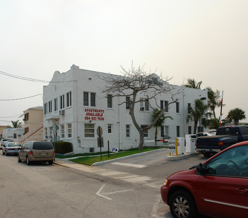 Breakers Apartments in Hollywood, FL - Building Photo