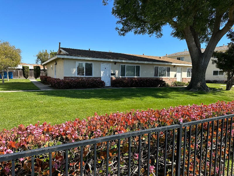2312 England St-Unit -B in Huntington Beach, CA - Building Photo