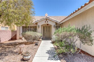 8054 Coronado Coast St in Las Vegas, NV - Building Photo - Building Photo