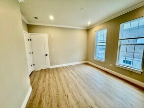 332 Victory Rd, Unit 302 in Quincy, MA - Foto de edificio - Building Photo