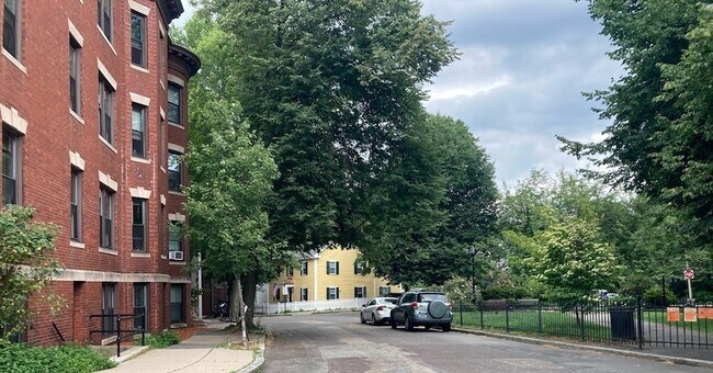 7 Perry St, Unit 1 in Brookline, MA - Building Photo - Building Photo