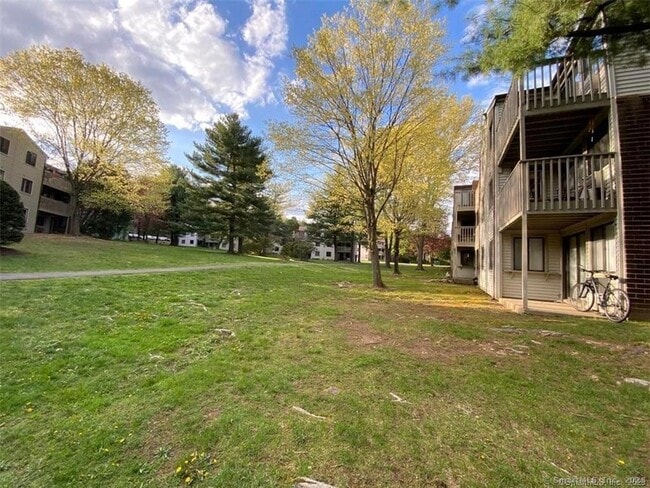 7 Padanaram Rd, Unit 307 in Danbury, CT - Building Photo - Building Photo