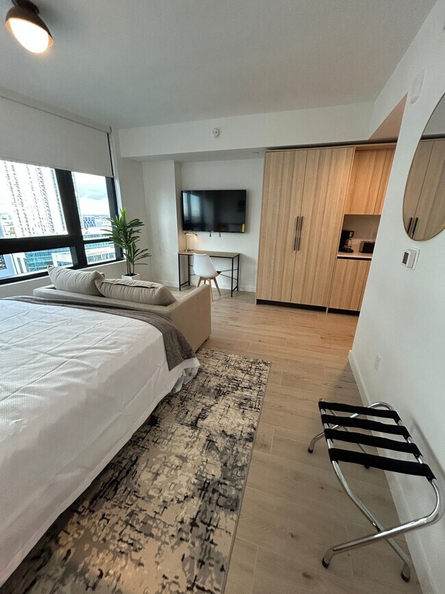 225 N Miami Ave, Unit 2706 in Miami, FL - Foto de edificio - Building Photo