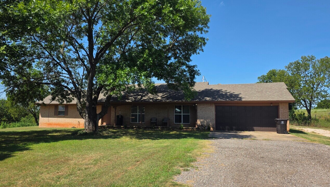 22581 N Indian Meridian in Luther, OK - Building Photo