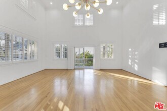 4957 W Melrose Hl in Los Angeles, CA - Building Photo - Building Photo