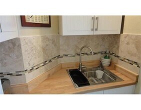 65 Burbank St, Unit 12 in Boston, MA - Foto de edificio - Building Photo