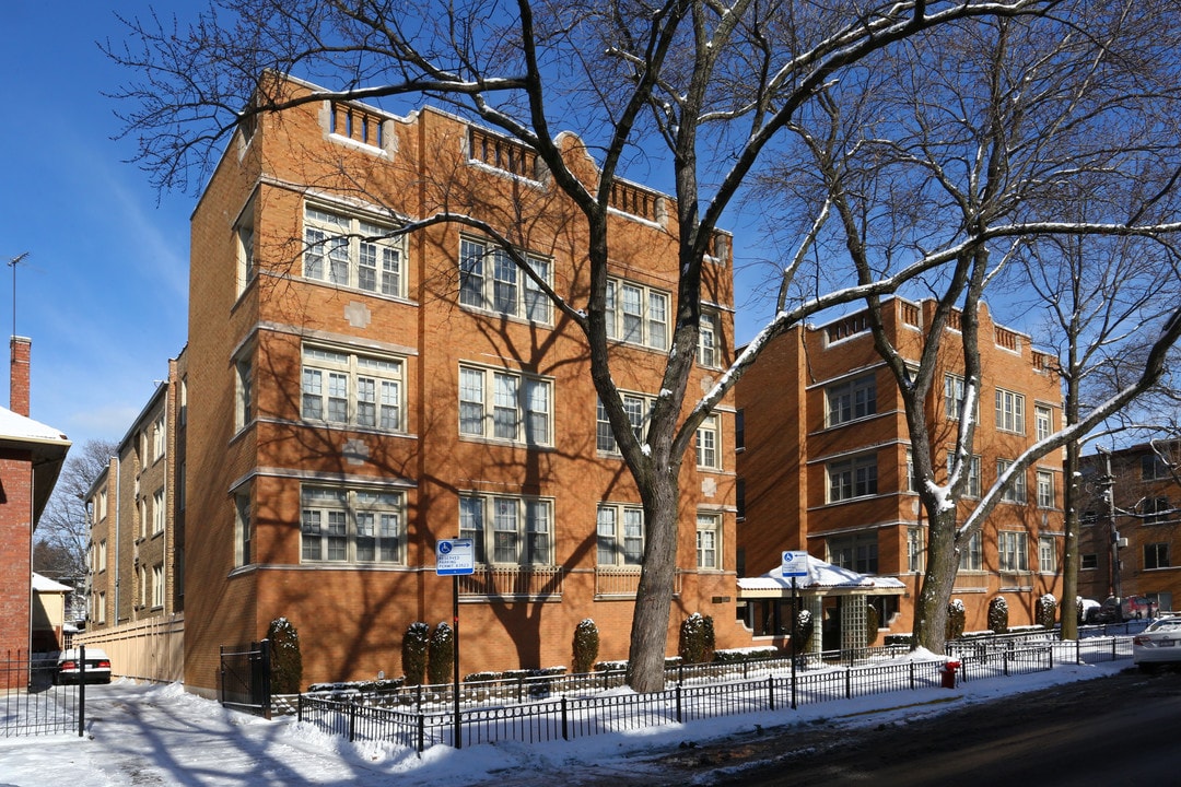 W Jarvis in Chicago, IL - Building Photo