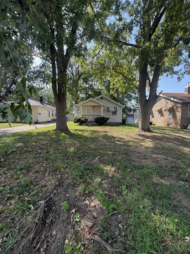 1163 N Hill Ave
