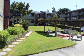 Evergreen Ridge Apartments in San Bruno, CA - Foto de edificio - Building Photo