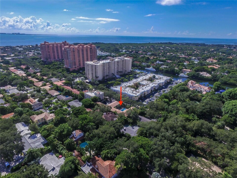 125 Edgewater Dr in Coral Gables, FL - Building Photo