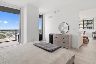 121 NE 34th St, Unit 2109 in Miami, FL - Building Photo - Building Photo