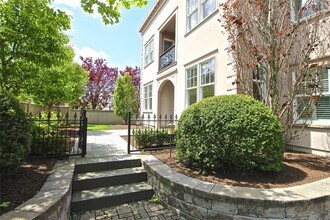 203 Coggeshall Ave, Unit 2 in Newport, RI - Building Photo - Building Photo
