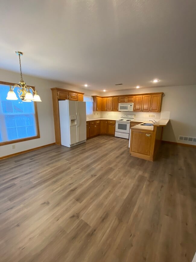 3906 SW Charthwell Ct in Lee's Summit, MO - Building Photo - Building Photo