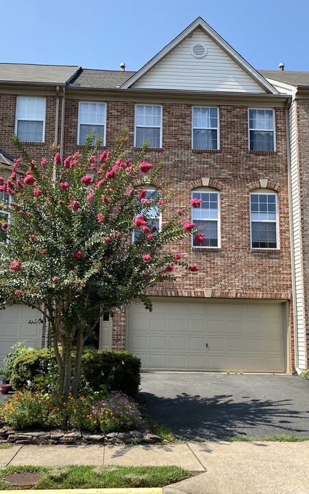 4218 Trumbo Ct in Fairfax, VA - Building Photo