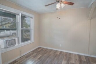 342 Vine St, Unit 342 Vine B in San Antonio, TX - Foto de edificio - Building Photo