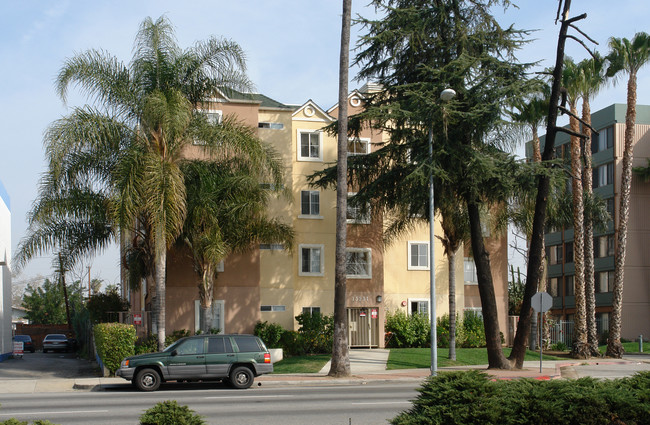 Oak Tree Village Apartment in Van Nuys, CA - Building Photo - Building Photo