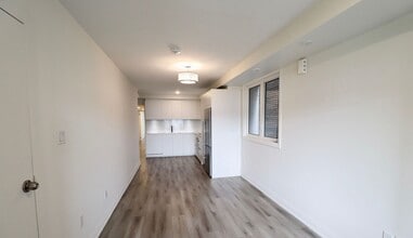 676 Coxwell Ave in Toronto, ON - Building Photo - Building Photo