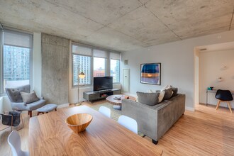 175 N Desplaines St in Chicago, IL - Building Photo - Building Photo