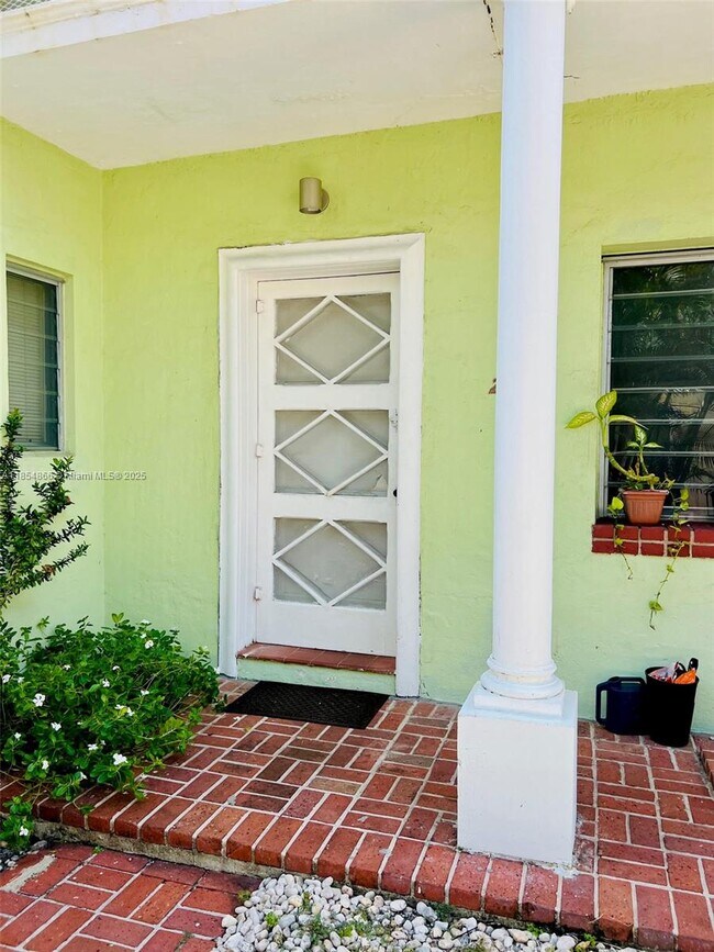 2830 Pine Tree Dr in Miami Beach, FL - Foto de edificio - Building Photo