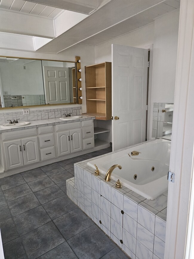 6323 Lindley Ave in Los Angeles, CA - Building Photo - Building Photo