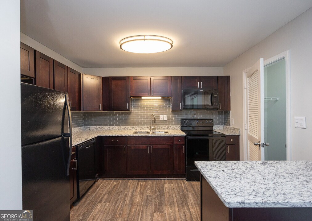 4883 Roswell Rd in Sandy Springs, GA - Building Photo
