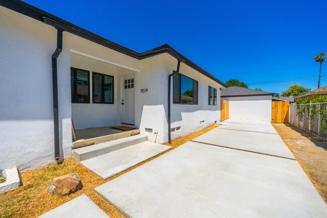 7514 Woodley Ave in Los Angeles, CA - Building Photo - Building Photo