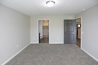 Huntington Village, LLC in Sioux Falls, SD - Building Photo - Interior Photo