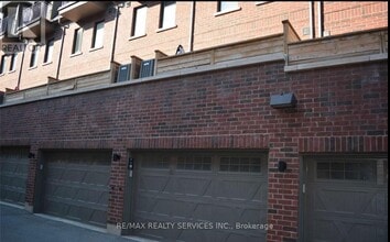 2184 Trafalgar Rd in Oakville, ON - Building Photo - Building Photo