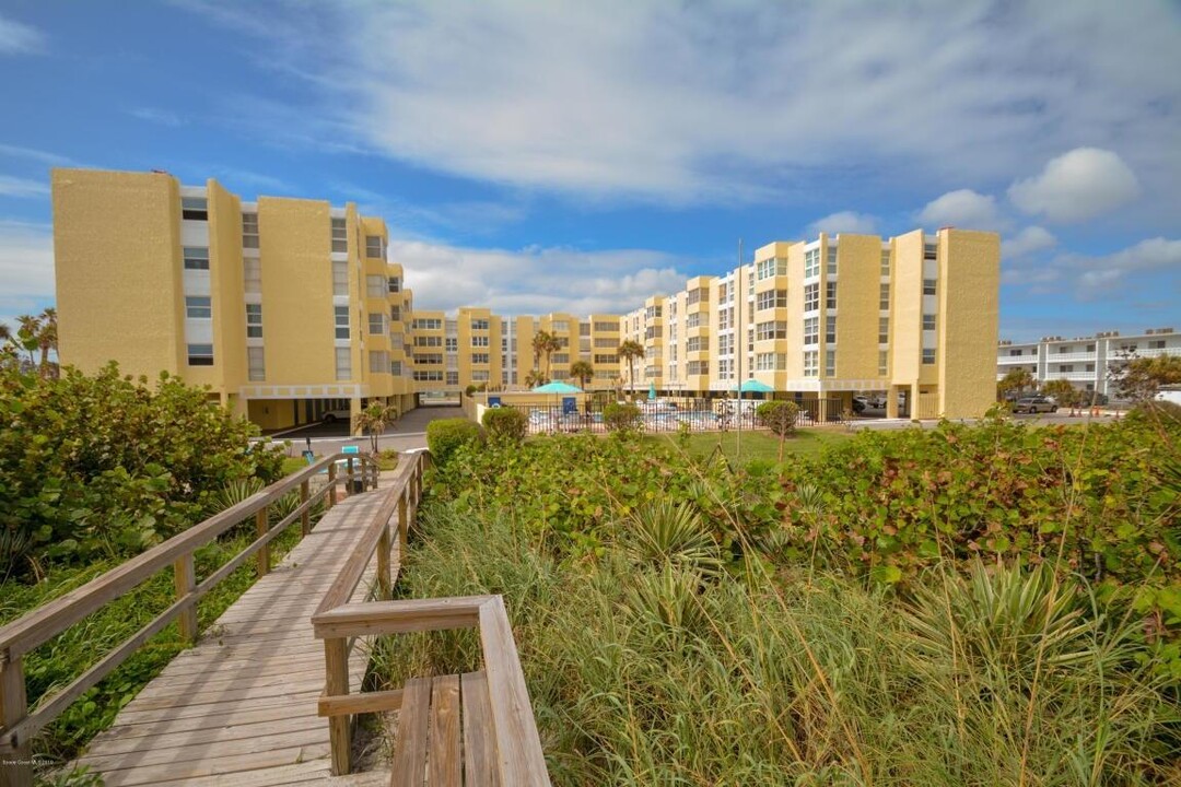 4700 Ocean Beach Blvd in Cocoa Beach, FL - Foto de edificio