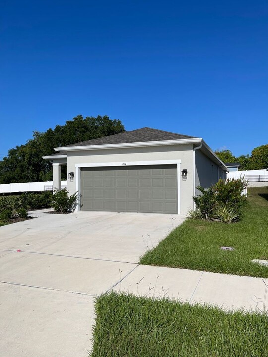 824 Blue Creek Dr in Haines City, FL - Building Photo