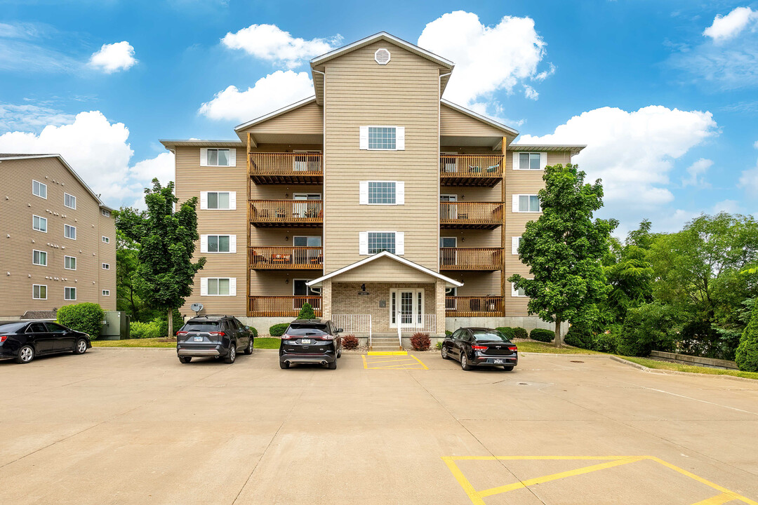 4111 Creek Hill Dr, Unit 4111 in Bettendorf, IA - Building Photo