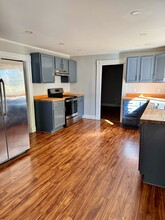 21 Maple St, Unit 1 in Bangor, ME - Building Photo - Building Photo