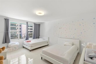 5255 Collins Ave, Unit 3D in Miami Beach, FL - Building Photo - Building Photo