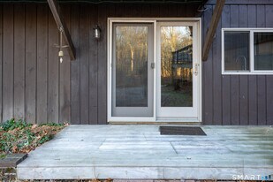 215 Old Newtown Rd in Monroe, CT - Building Photo