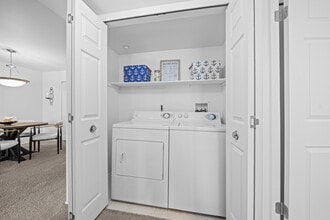 Prentiss Pointe Apartments in Harrison Township, MI - Foto de edificio - Building Photo