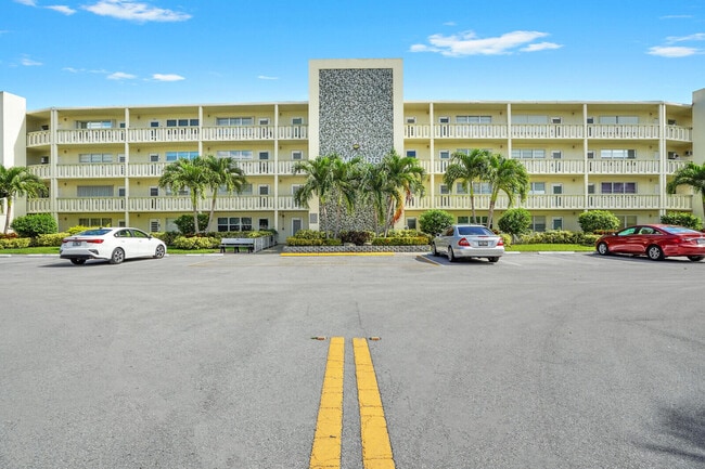 1016 Cambridge A in Deerfield Beach, FL - Building Photo - Building Photo