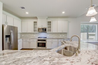 411 Grace Rdg Dr in Willis, TX - Foto de edificio - Building Photo