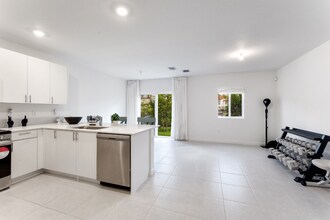 5025 SW 37th St in Pembroke Park, FL - Building Photo - Building Photo