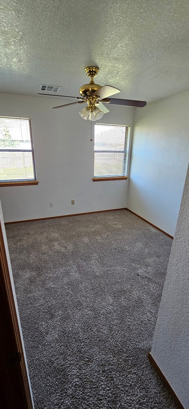 1320 Greenfield Dr in Edmond, OK - Building Photo - Building Photo