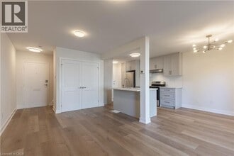 17 Old Pine Trail in St Catharines, ON - Building Photo - Building Photo